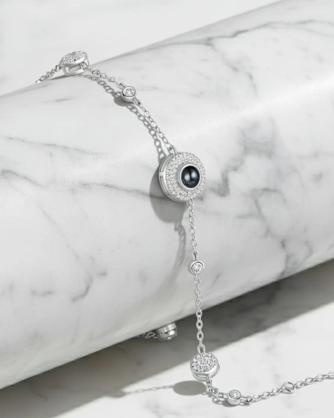 Armband med Bild Inuti – Tunn Kedja med Halo och Simulerade Diamanter