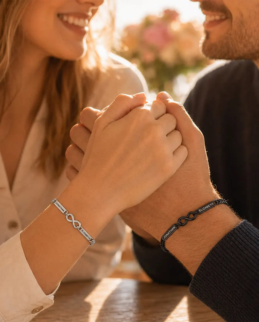 Personliga Armband för Par med 2 Graverade Namn - Matchande Evighetsarmband i Silverton och Svart - burna av ett par som håller hand