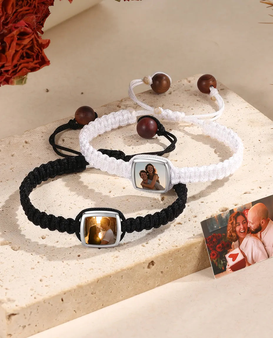 Armband för Par med Bild – Flätat Duo i Svart & Vitt med Gravyr