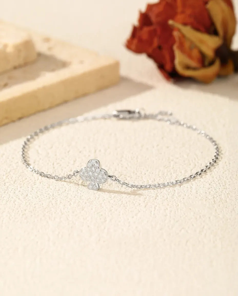 Armband med fyrklöver i moissanit – pavéfattad klöver i färg D på fin länkkedja i 925 sterlingsilver