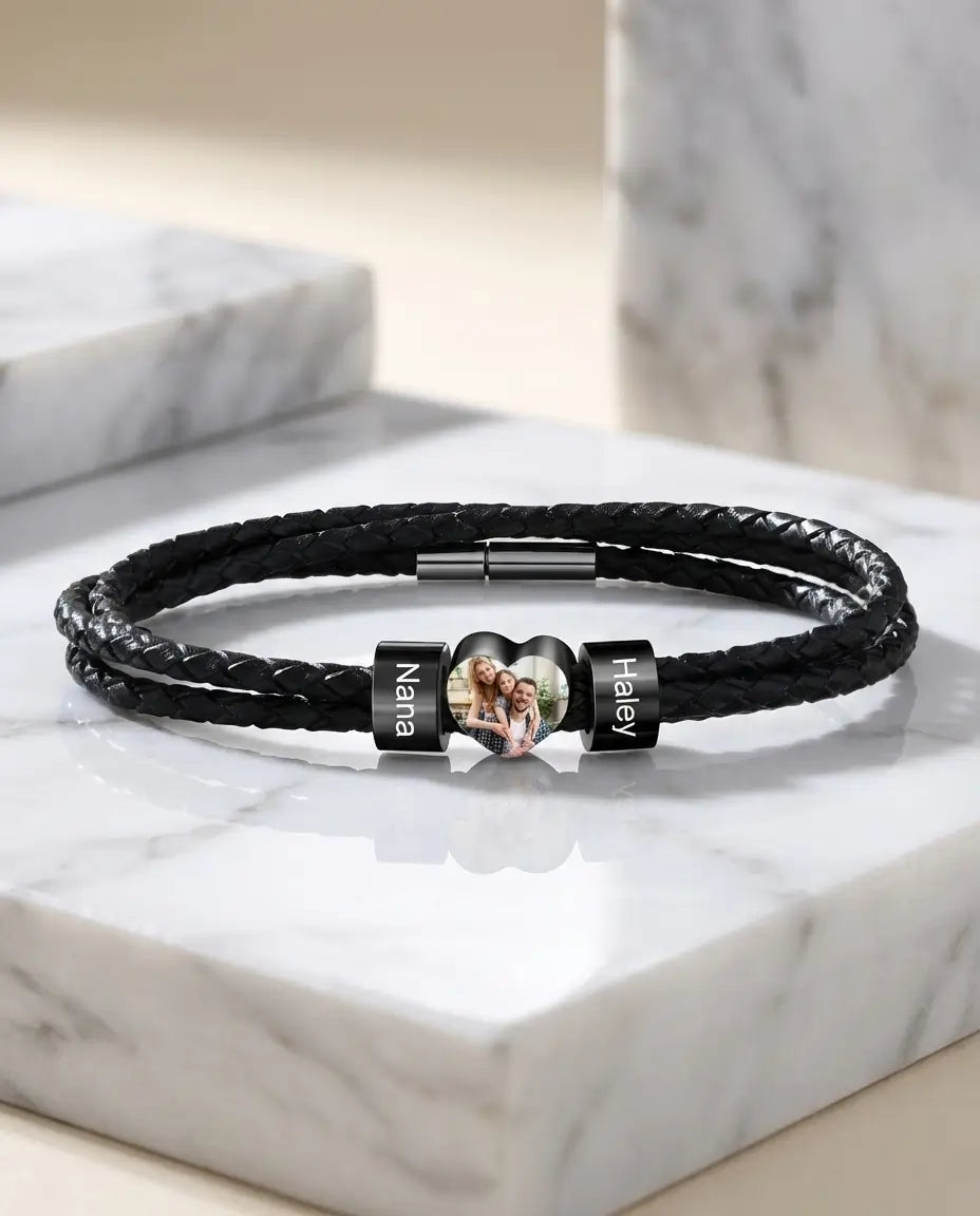 Armband Herr med Bild – Svart Flätat Läder med Hjärtberlock och Två Graverade Pärlor – Present till Pappa