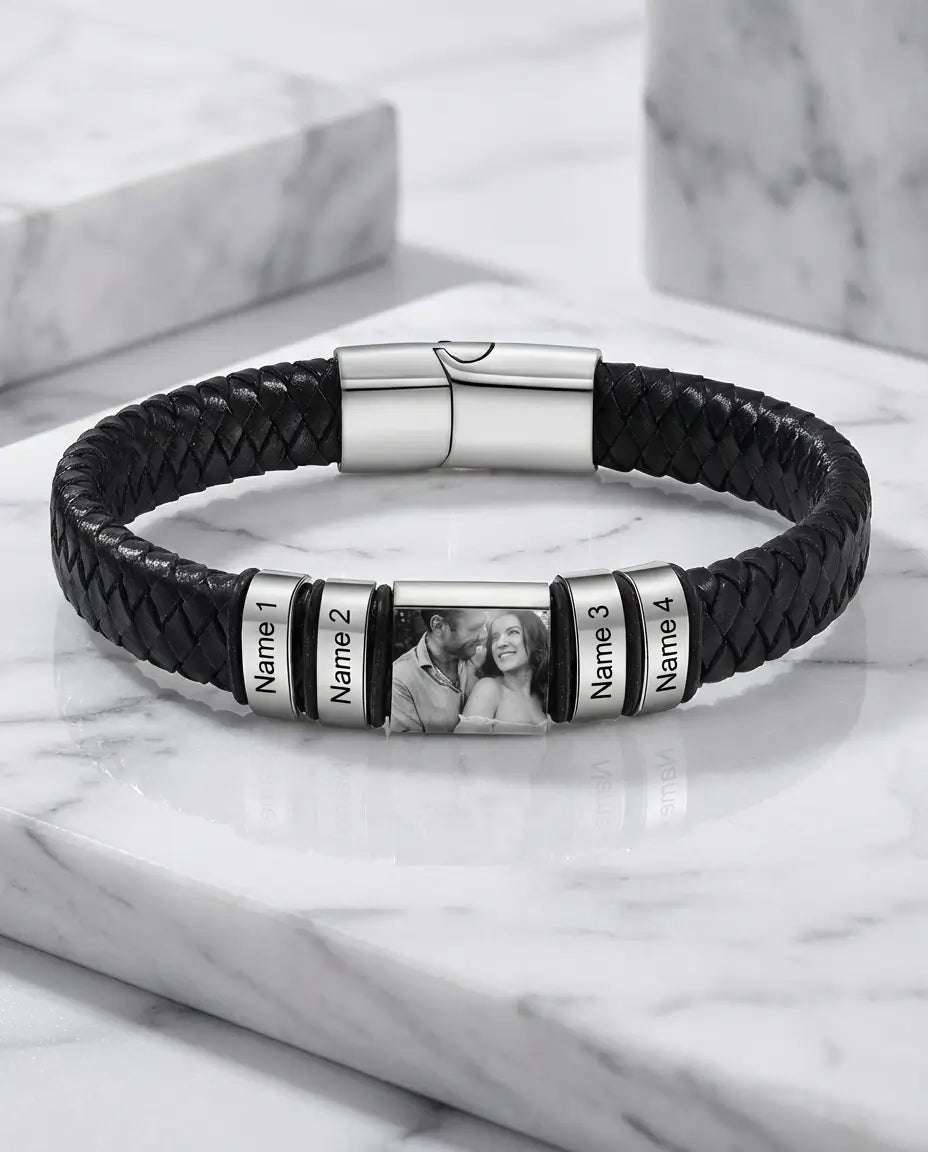 Graverat Armband Herr – Flätat Läder med Fotoberlock och Namnpärlor