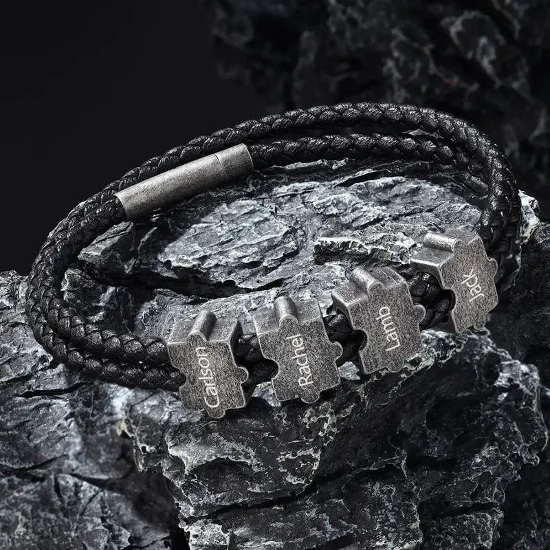 Läderarmband med Graverade Pusselpärlor – Svart Läder och Borstat Stål