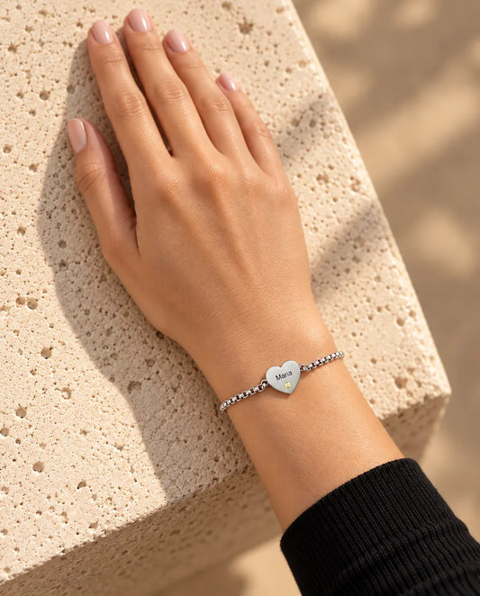 Graverat Armband med Hjärta och Månadssten - buren av en modell