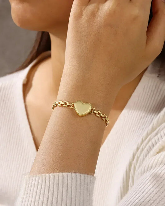 Armband med Bild – Öppningsbar Hjärtmedaljong för Två Bilder, Guldfärgad Klocklänk – Present till Henne