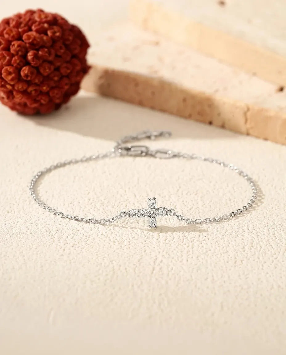 Armband med kors i moissanit – hänge i 925 sterlingsilver på smal länkkedja, justerbar