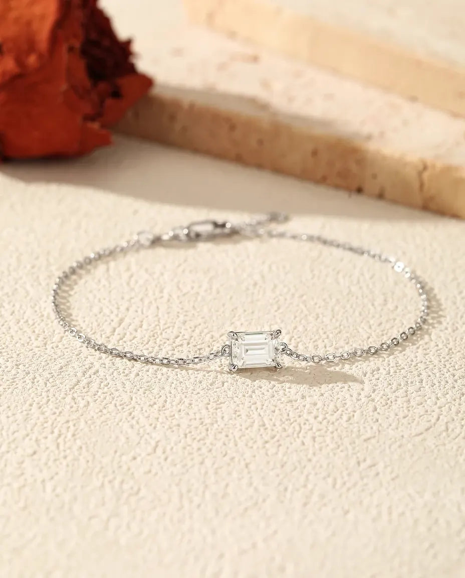 Armband med smaragdslipad moissanit – 1 ct i färg D fattad på tvären på ankarkedja i 925 sterlingsilver