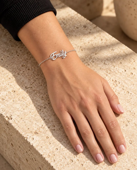 Namnarmband i 925 Sterling Silver med Namn längs Kedjan - buren av en modell