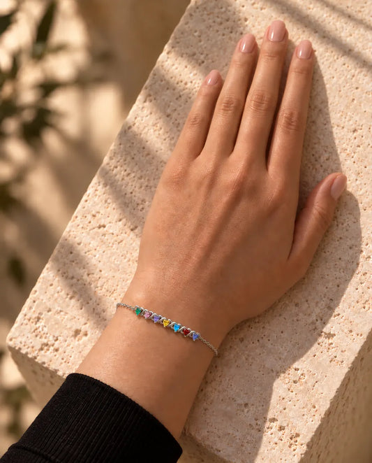 Flätat Armband med Oändlighetssymbol - buren av en modell