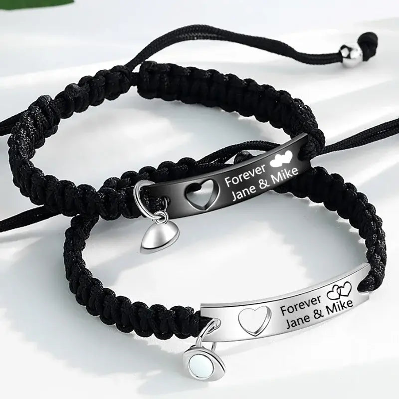 Armband för Par – Graverat Duo i Svart och Silver, Rostfritt Stål