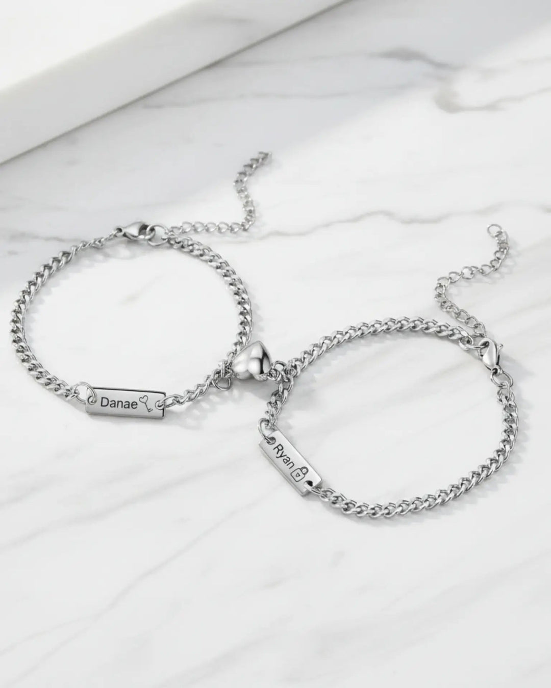 Armband för Par – Magnetiskt Hänglås och Nyckel med Graverade Brickor