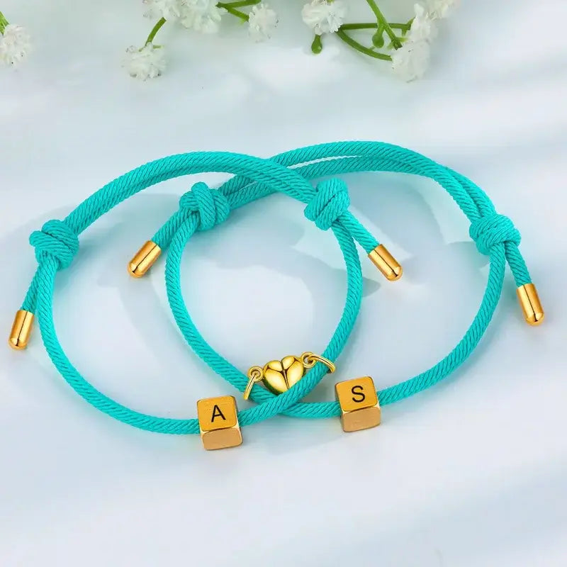 Armband för Par – Initialer och Magnetiska Hjärtan i Tolv Färger