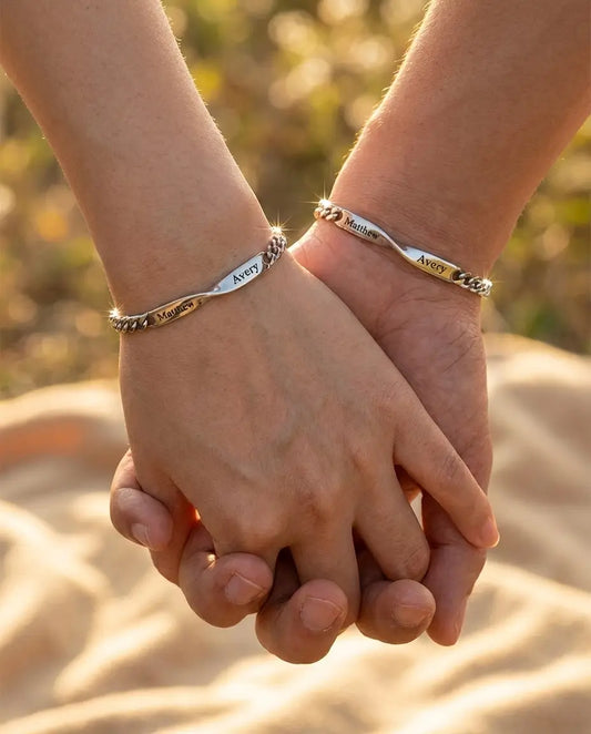 Armband för Par – Tvinnad Oändlighetsstav i Rostfritt Stål med Graverade Namn