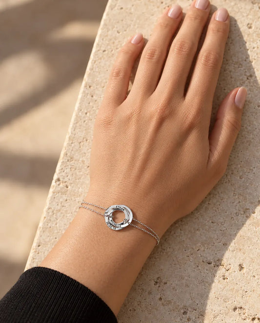 Graverat Armband med Ryska Ringar - buren av en modell