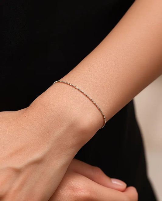 Armband med Diamantslipad Kedja i 925 Sterlingsilver - buret på handleden, händerna knäppta