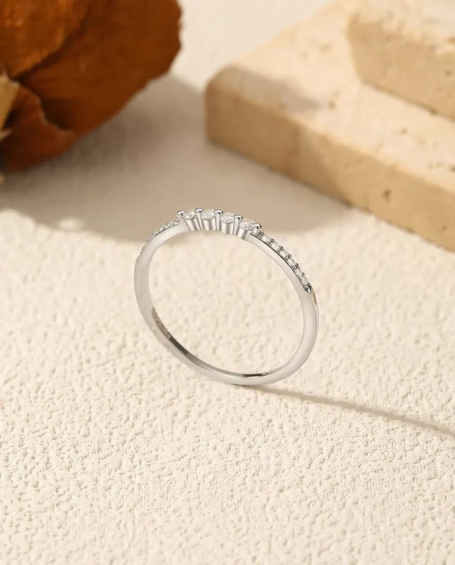 Böjd moissanitring - 16 avtrappade stenar på böjd pavéskena, 925 silver, US-storlek 5 till 9