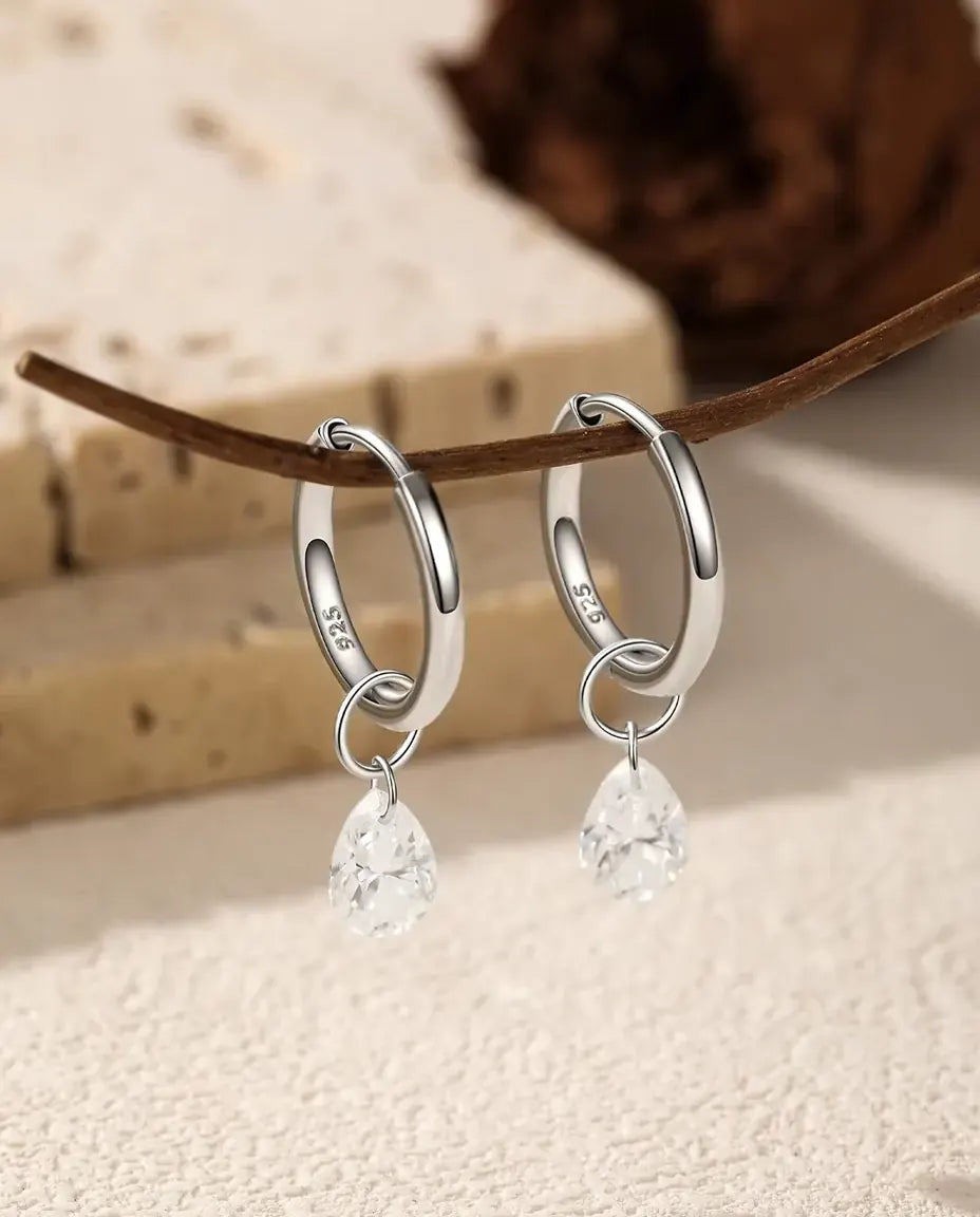 Moissanite Örhängen med Droppe i 925 Sterlingsilver - paret hängande på en smal gren
