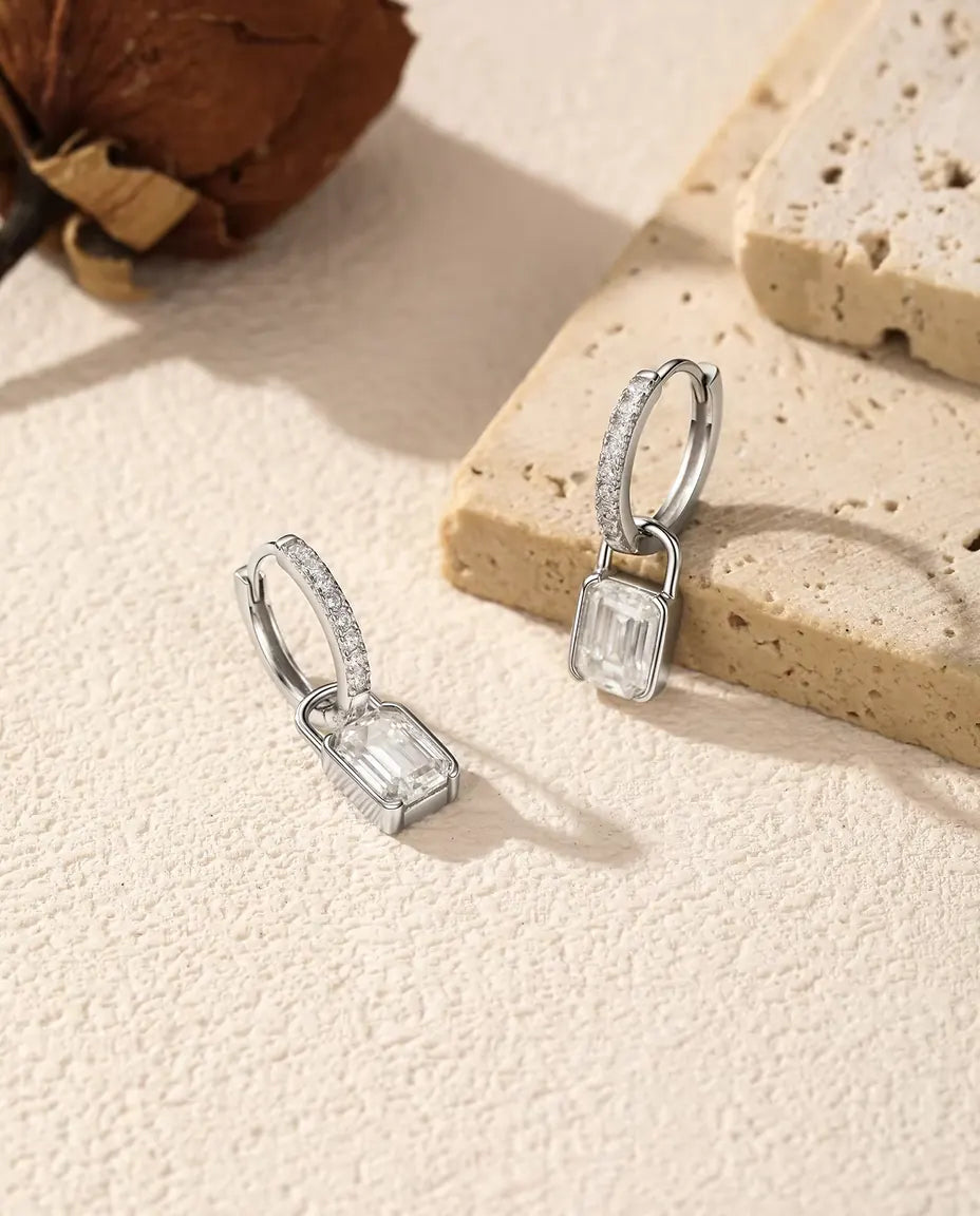 Moissanite Örhängen med Hänglås i 925 Sterlingsilver - arrangerade vid en travertinplatta