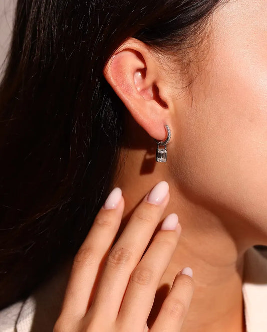Moissanite Örhängen med Hänglås i 925 Sterlingsilver - burna i en modells öra, närbild