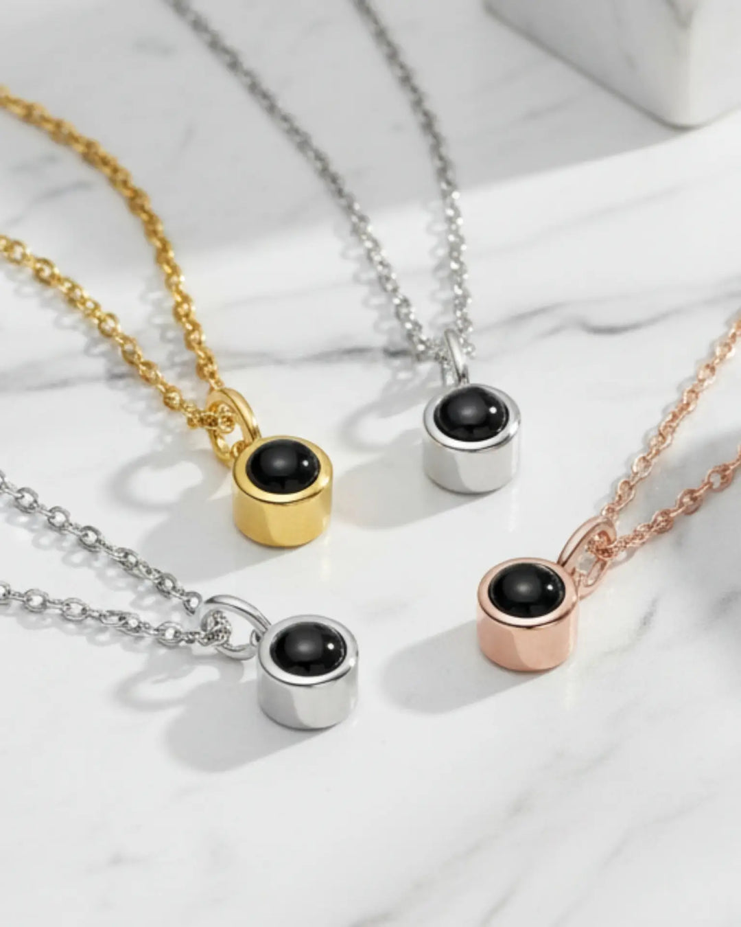 Halsband med Bild Inuti – Runt Minimalistiskt Hänge i Fyra Färger, Vardagssmycke