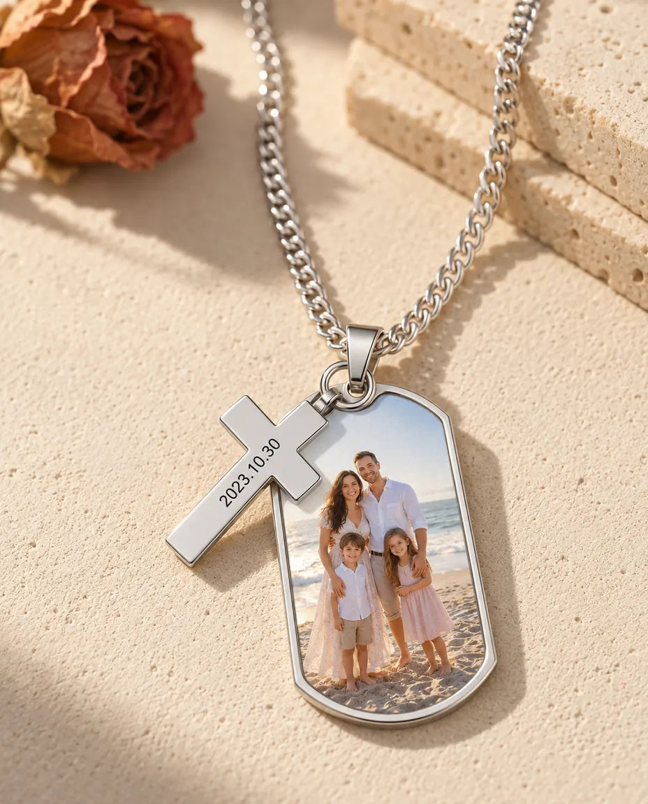 Halsband med färgbild av en familj och ett litet kors graverat med ett datum