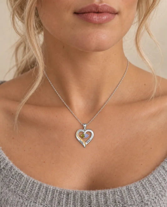 Halsband med Två Namn - buren av en modell