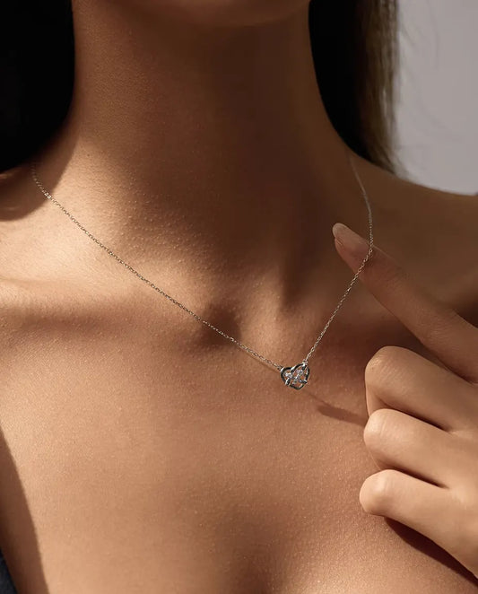 Halsband Keltisk Knut Hjärta – 9 moissaniter färg D, i 925 sterlingsilver, justerbar kedja 40 till 45 cm