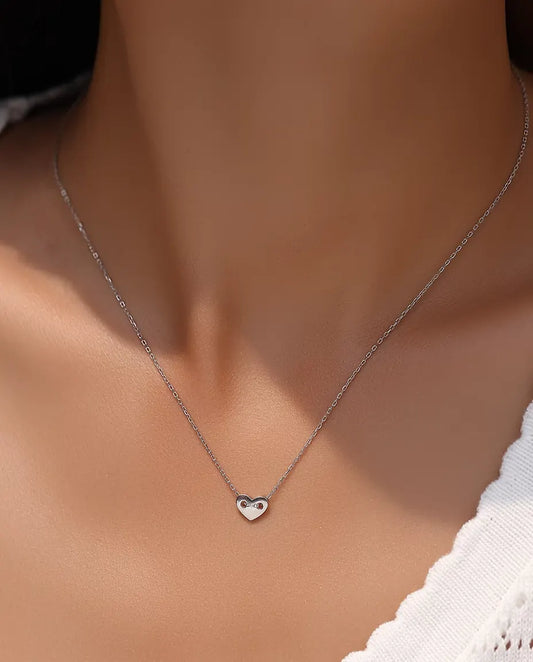 Halsband med Hjärta i 925 Sterlingsilver - buret av en modell