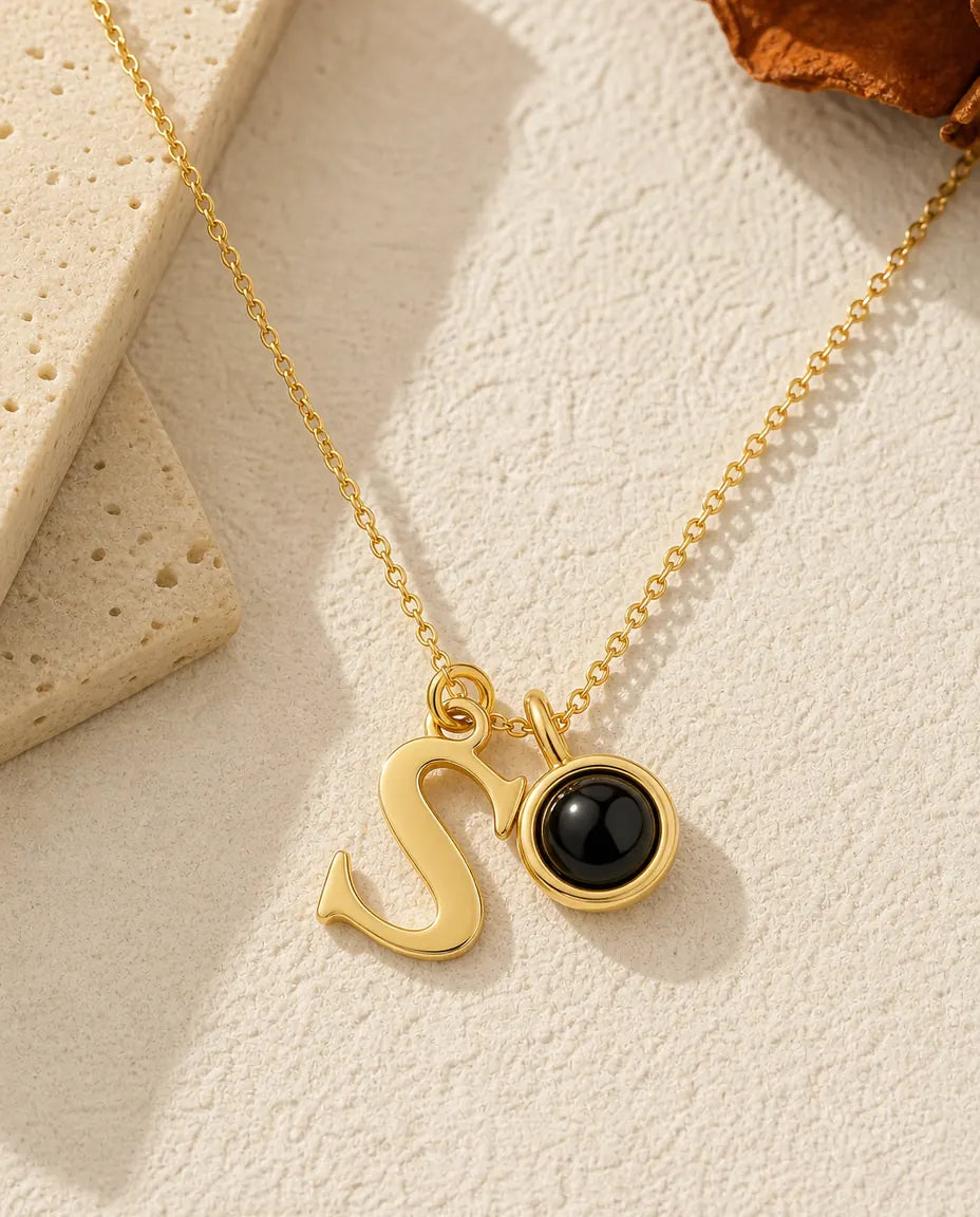 Halsband med Bild Inuti – Bokstav i Skrivstil och Guldton, A–Z