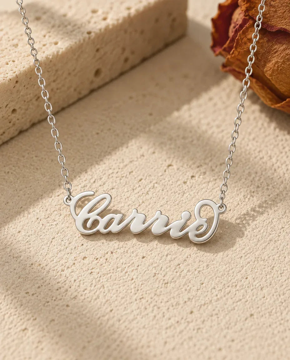 Namnhalsband i Carrie-stil - framifrån i silver