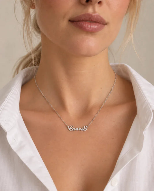 Namnhalsband i Carrie-stil - buren av en modell
