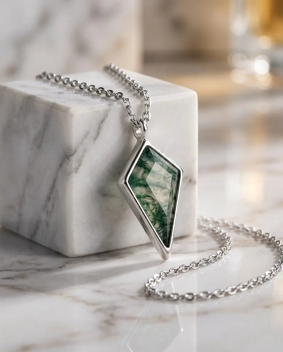 Moss Agate Halsband – Kite-slipad Romb i 925 Sterling Silver, Geometriskt Hänge, Gåva till Henne