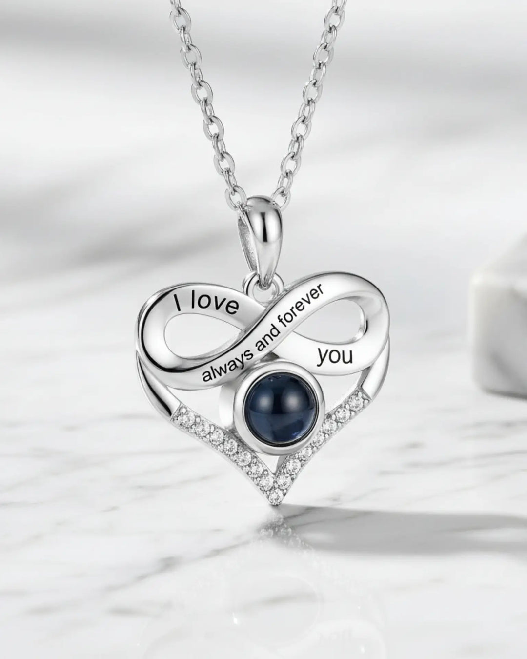 Halsband med Bild Inuti – Oändlighetshjärta med Gravyr, Romantisk Present till Henne