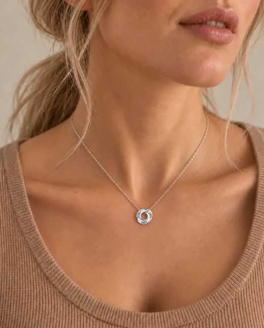 Personligt Halsband med Ryska Ringar - buren av en modell