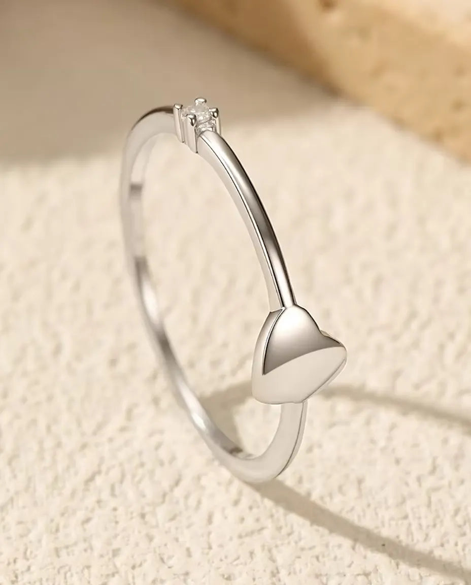 Ring med hjärta - polerat hjärta på 5 mm och moissanite på 1,5 mm färg D på skena i 0,8 mm 925 sterlingsilver, storlek 5-9