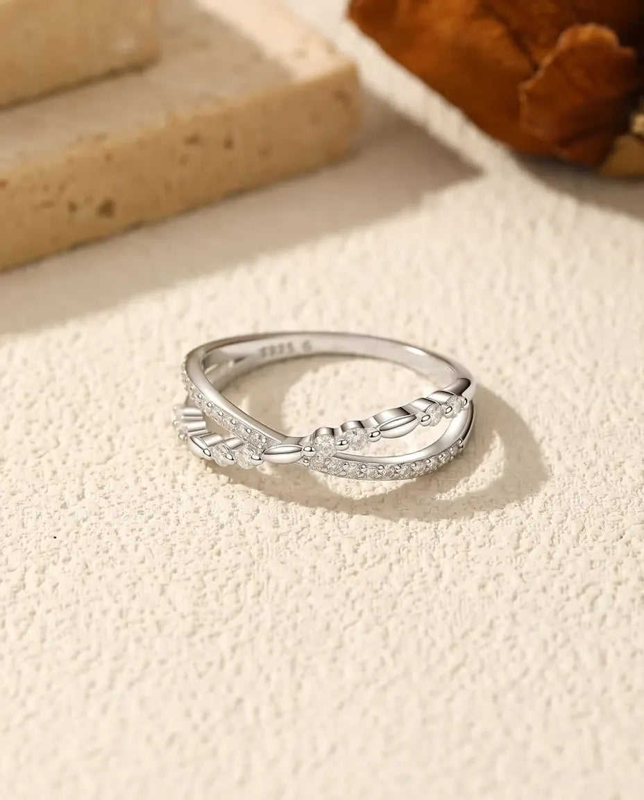 Korsad ring med moissanit - pavéskena och tvinnad tråd i kors, 28 stenar i massivt 925 silver, storlek US 5-9