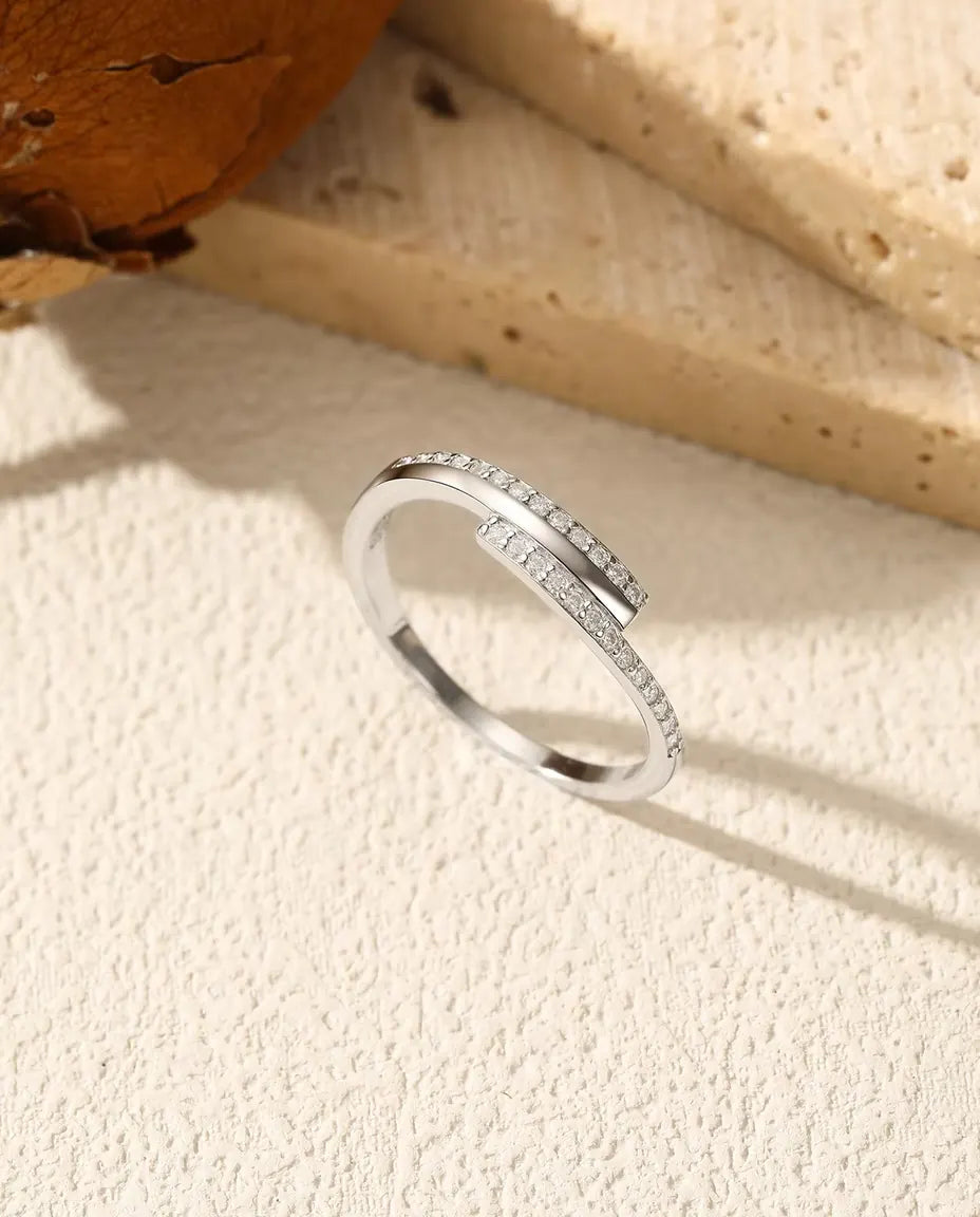 Korsad pavéring med moissanit - tjugosex stenar färg D / VVS1 på en 1,4 mm skena, 925 sterlingsilver