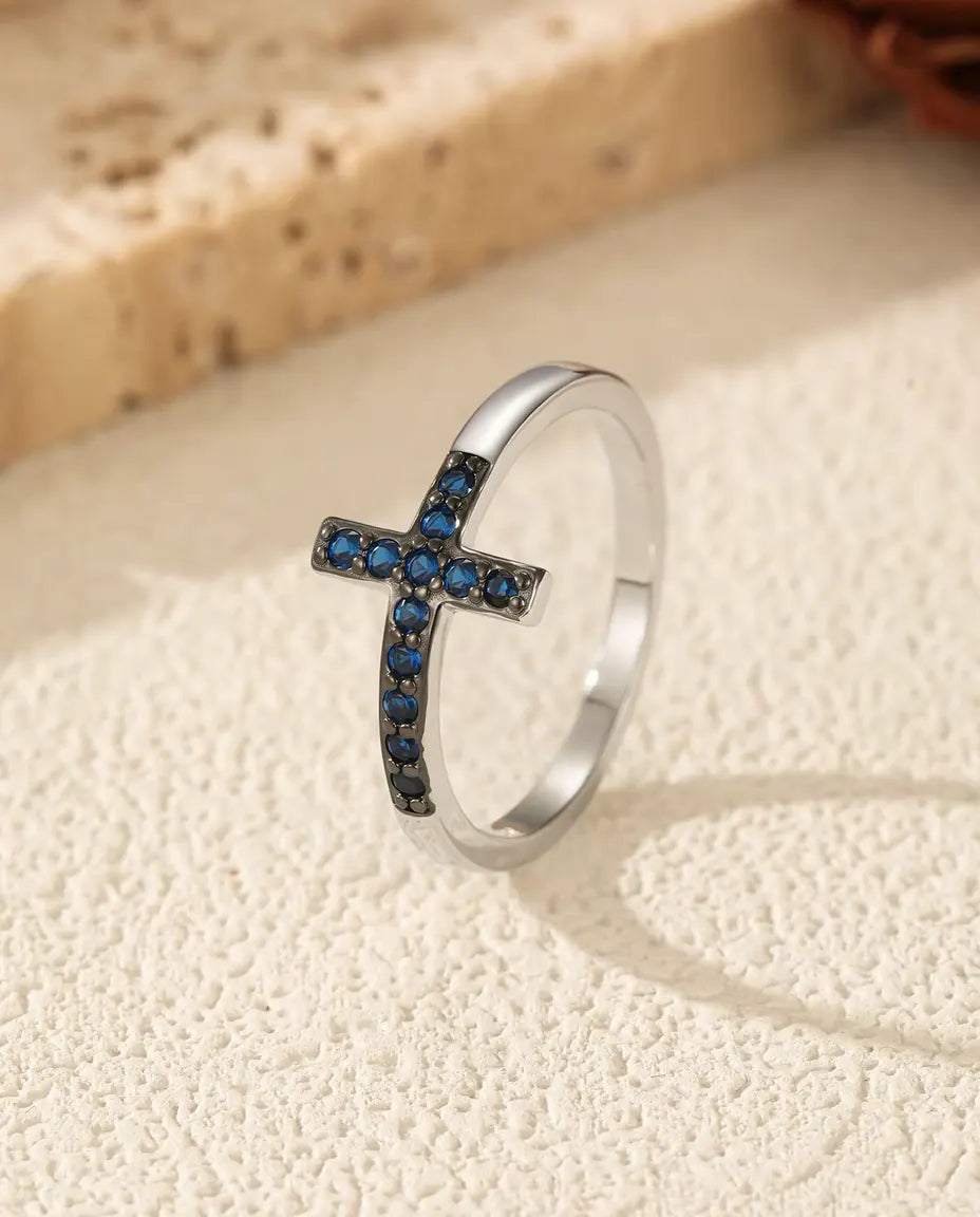 Liggande Kors Ring - blå zirkonia i pavé på 2 mm skena, storlek 5 till 9, 925 sterlingsilver
