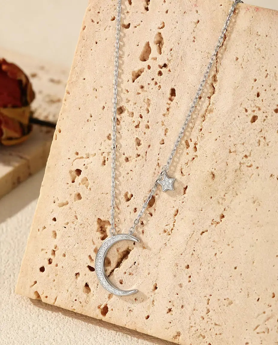 Måne och Stjärna Halsband i 925 Sterlingsilver – Halvmåne med Zirkonia Pavé och Liten Stjärnberlock, Himmelskt Halsband Present till Henne