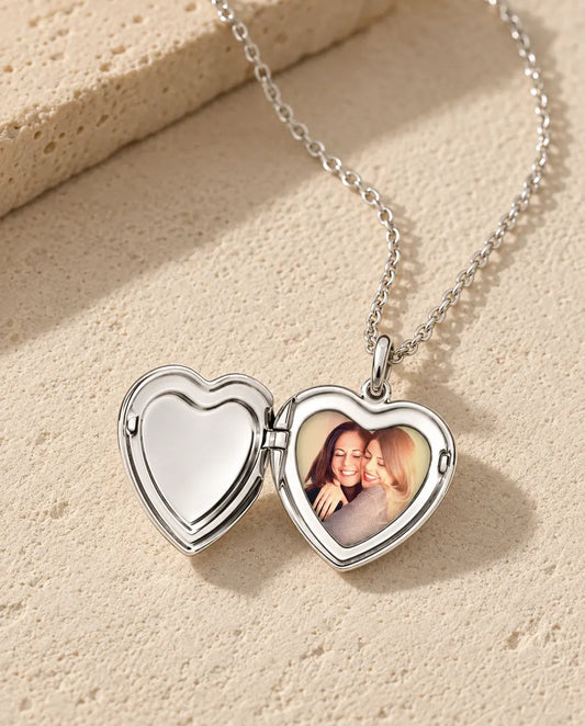 Hjärtmedaljong Halsband med Bild och Gravyr - öppet, med fotot inuti