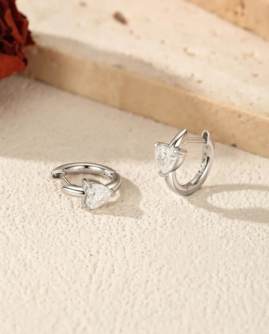 Moissanit Huggies med Hjärta - 2 x 0,50 ct färg D, ring på 12 mm i sterlingsilver 925, 2,30 g paret totalt