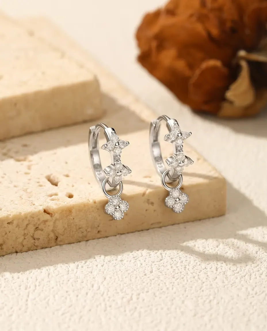 Moissanit klöverörhängen - 24 stenar i färg D med hängande blomma, 925 silver, 18 mm höjd