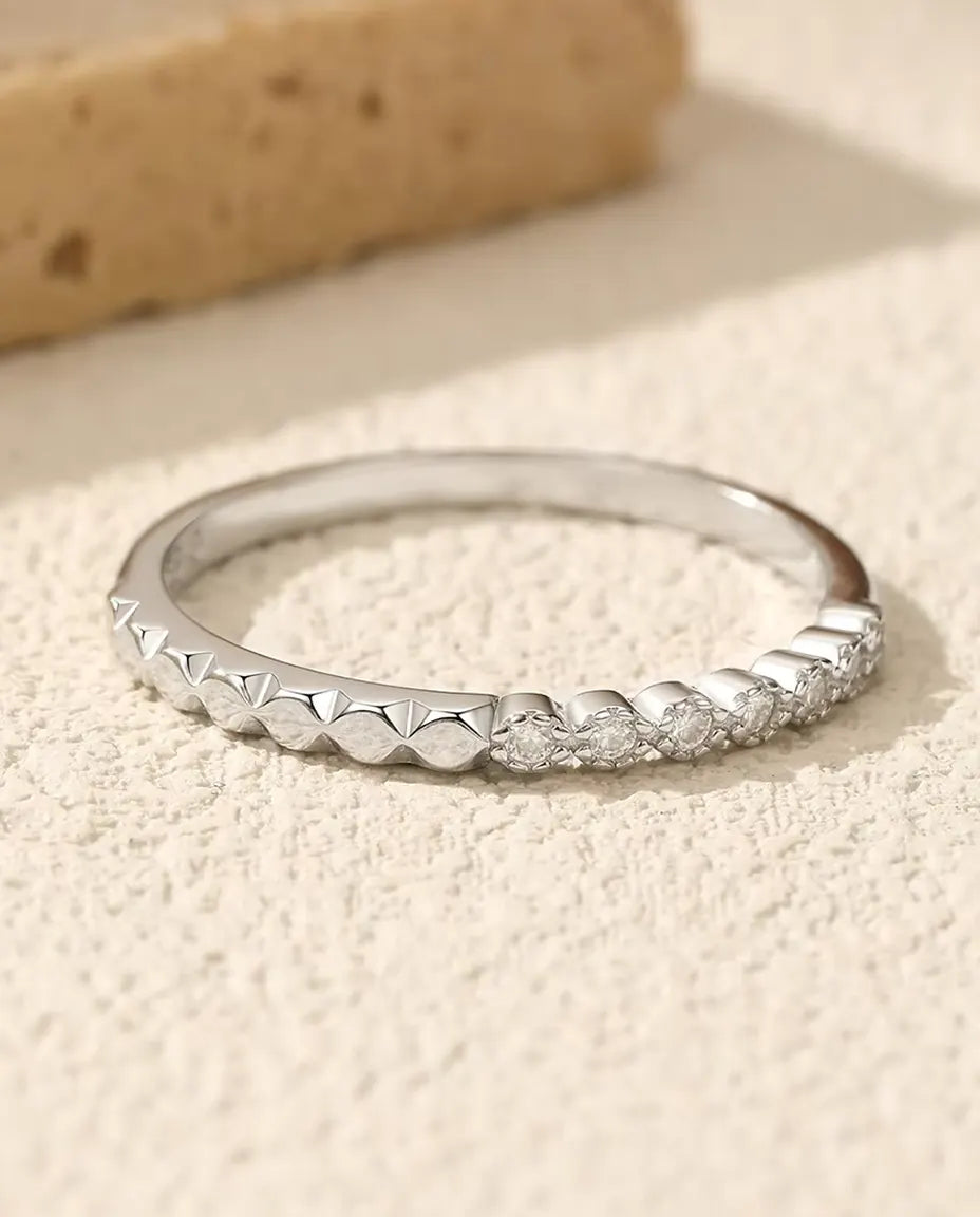 Moissanite alliansring - sju stenar på 1,3 mm färg D / VVS1 intill en rad pyramidfasetter, 925 sterlingsilver, storlek 5-9