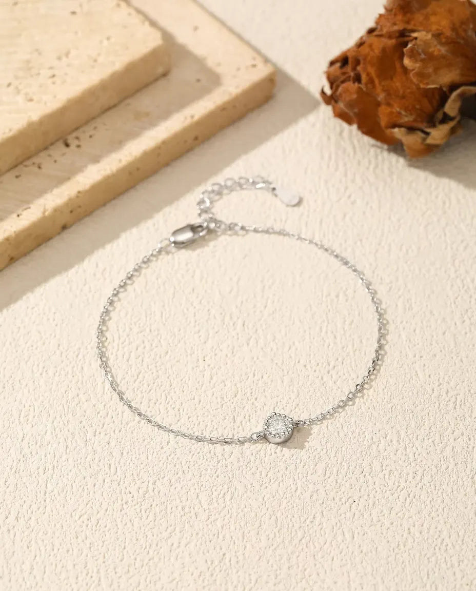 Moissanite armband - rund sten på 0,30 ct i pärlinfattning på fin kedja i 925 sterlingsilver, 16 + 3 cm