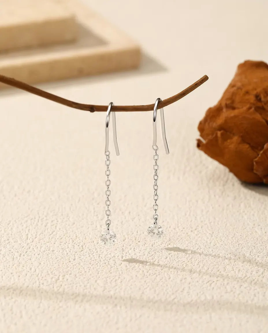 Moissanite Genomdragna Örhängen - stenar på 0,30 ct och 4 mm på fin kedja om 35 mm, 925 sterlingsilver