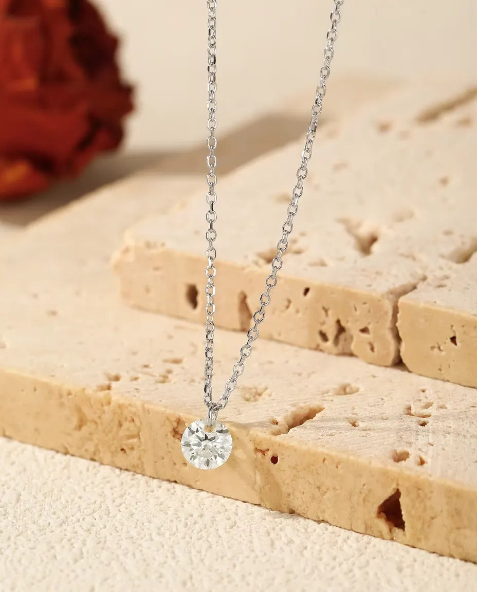 Moissanite Halsband i 925 Sterlingsilver – Solitärhänge i Briljantslipning, 0,1, 0,3 eller 0,5 Karat, Tunt Halsband för Vardagen