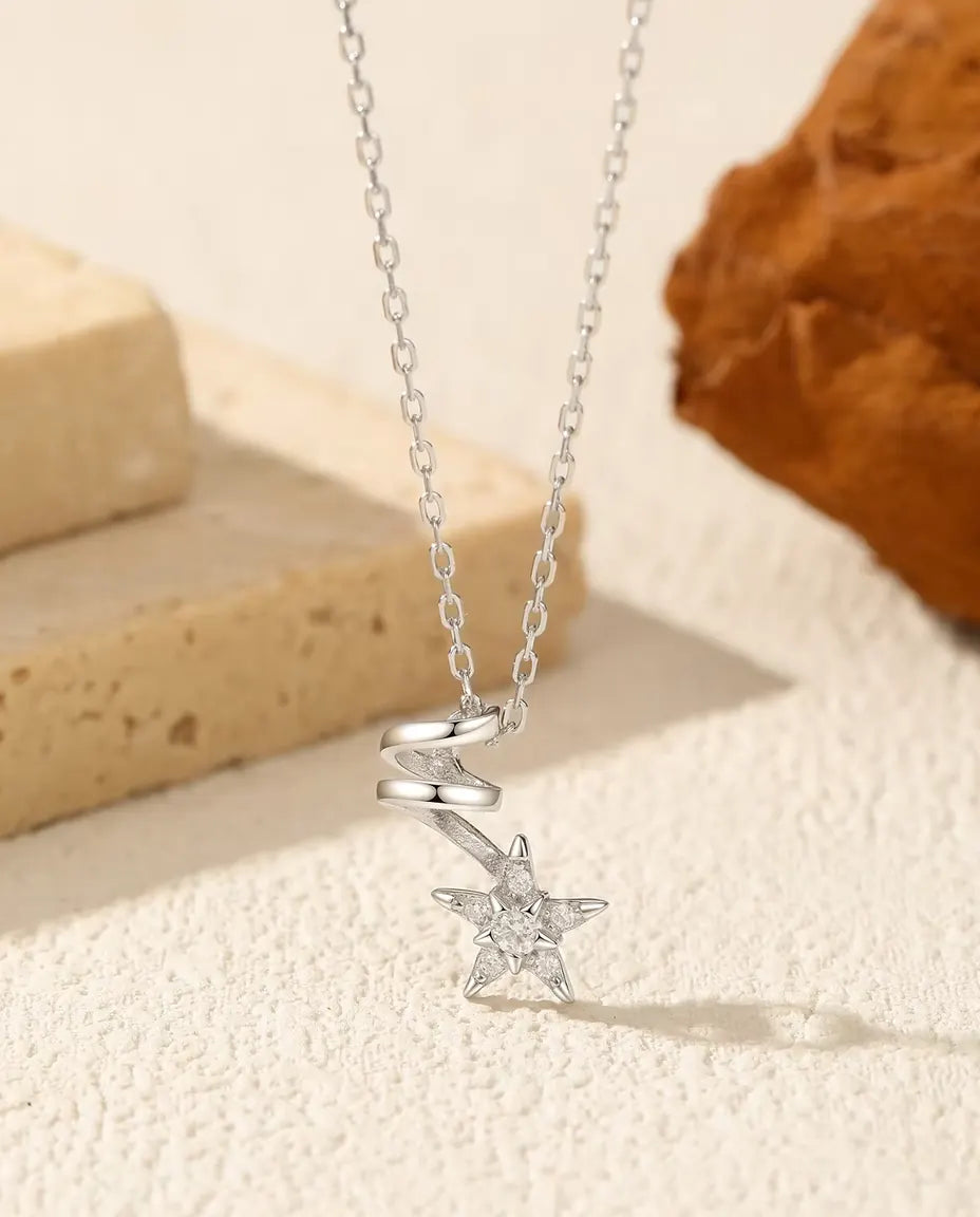 Moissanite Halsband med Stjärna - centersten på 2 mm, fem pavéaccenter och spiralänk, 925 silver, 40+5 cm