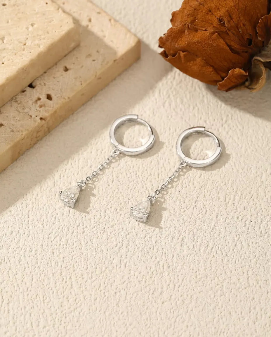 Moissanite huggies med droppe – 0,5 ct i färg D om 4 x 6 mm på fin kedja, 925 sterlingsilver, 32 mm totalt