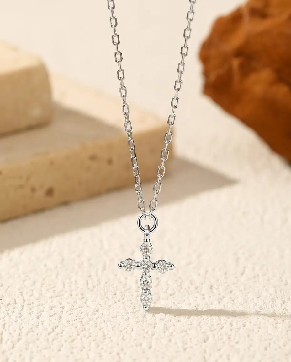 Moissanite kors halsband – sex stenar i färg D, hänge om 7 x 8,5 mm, 925 sterlingsilver, justerbar kedja 40+5 cm