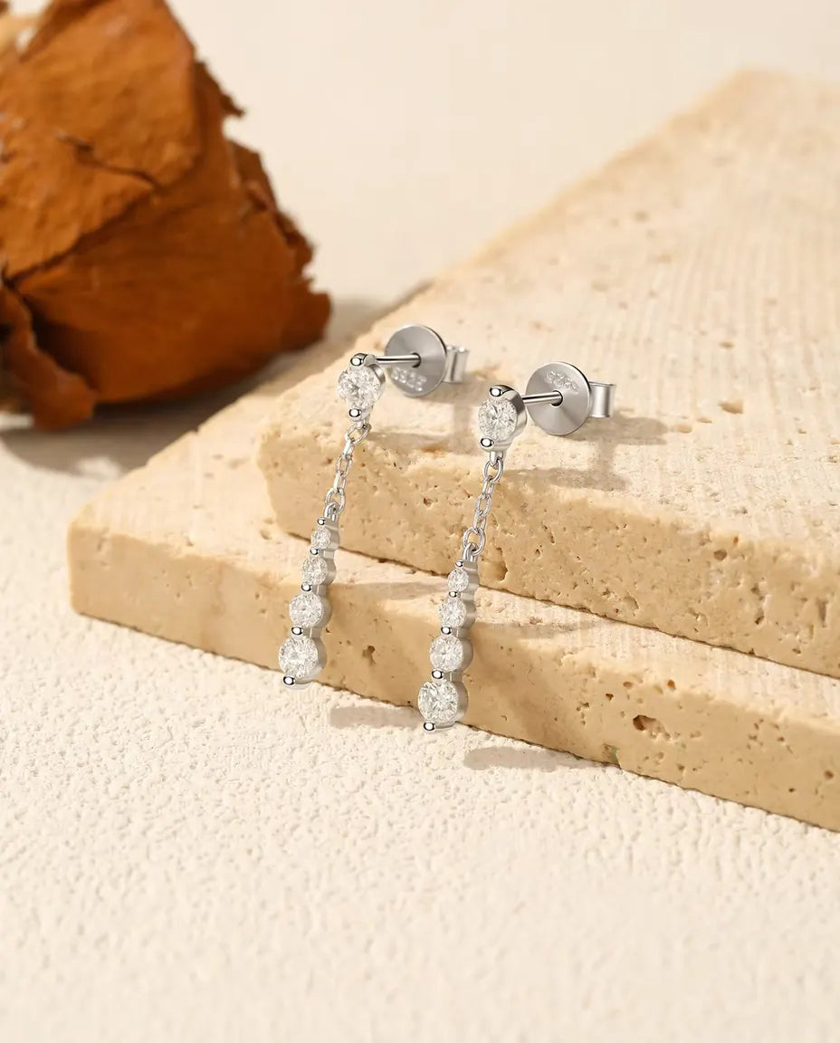 Moissanite örhängen på kedja – tio stenar i färg D stigande från 1,5 till 3 mm, 925 sterlingsilver, 24 mm